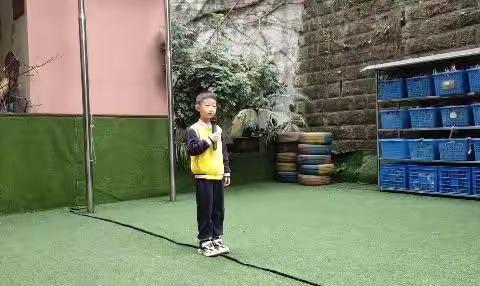 南方玫瑰幼儿园升国旗仪式之刘一