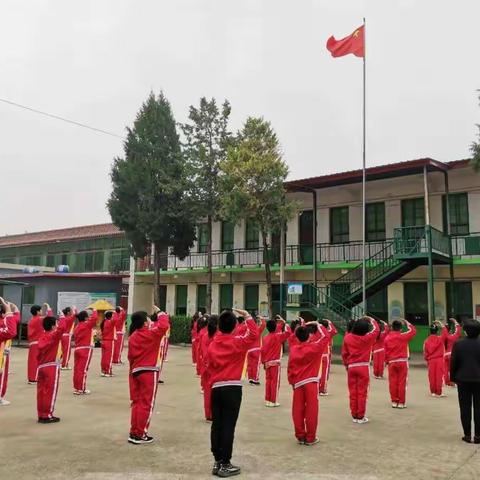 我与国旗合个影－正村镇韩家营小学国庆活动