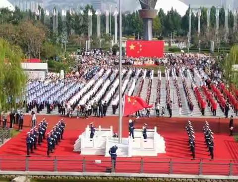 齐悦小学青禾小队歌唱祖国，向国旗敬礼！