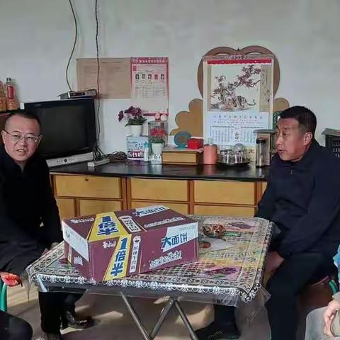 财政局对包扶村困难群众进行慰问