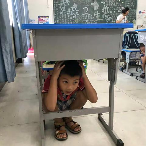 为加强我校安全事件的预防和发生，创健和谐校园。南丁小学于10月11日进行开展了＂防震安全演练＂活动。