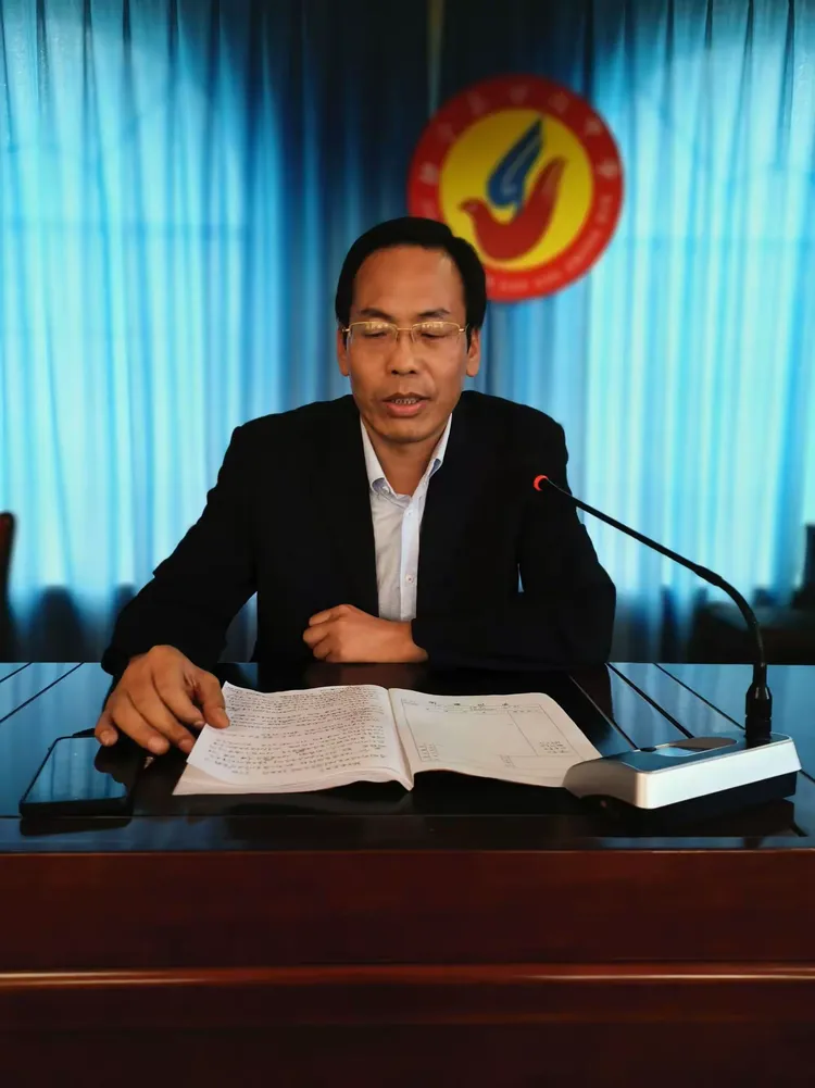 甘沟中学校长谭守勤表态一是感谢视导团对甘沟中学高三备考的精准分析