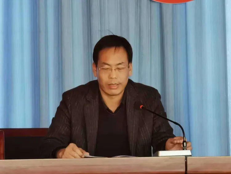 甘沟中学党支部书记,校长谭守勤指出学校将不断深化"守正养善,激情