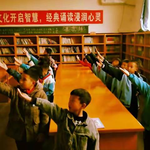 “经典诵读浸润心灵”  ——四屯镇中心小学                              朗诵社团