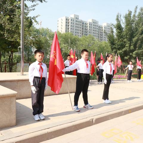 辞旧迎新砥砺前行                            ————实小六年九班升旗仪式