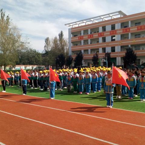 东风镇中心小学举行2017年中国少先队建队庆祝暨新队员入队仪式（副本）