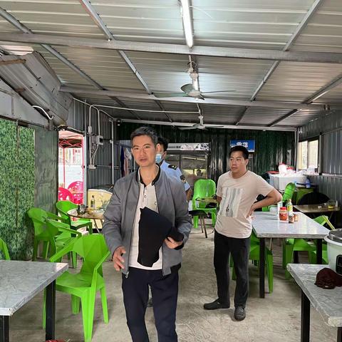 石碌镇联合县执法局到太坡开展乱占道经营整治行动