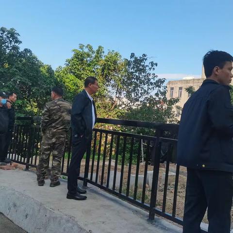 石碌镇执法中队在文明小区开展“乱搭乱建 环境整治”活动