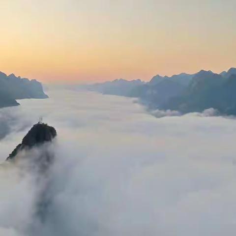 大化瑶族自治县百马乡岜楼山胜景，风景独得，美轮美奂，变幻莫测。