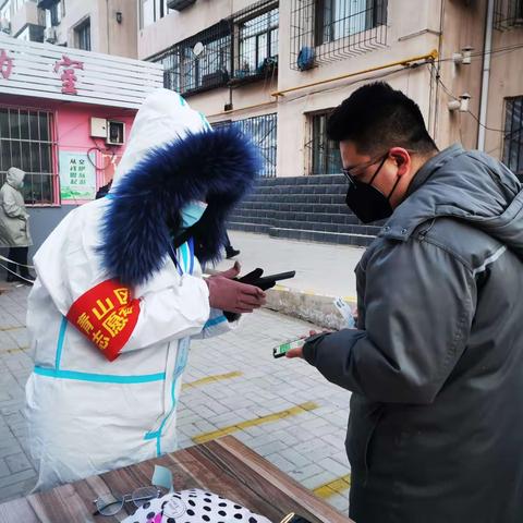 二3中队“雷锋精神薪火传，寻找身边的活雷锋”活动报道