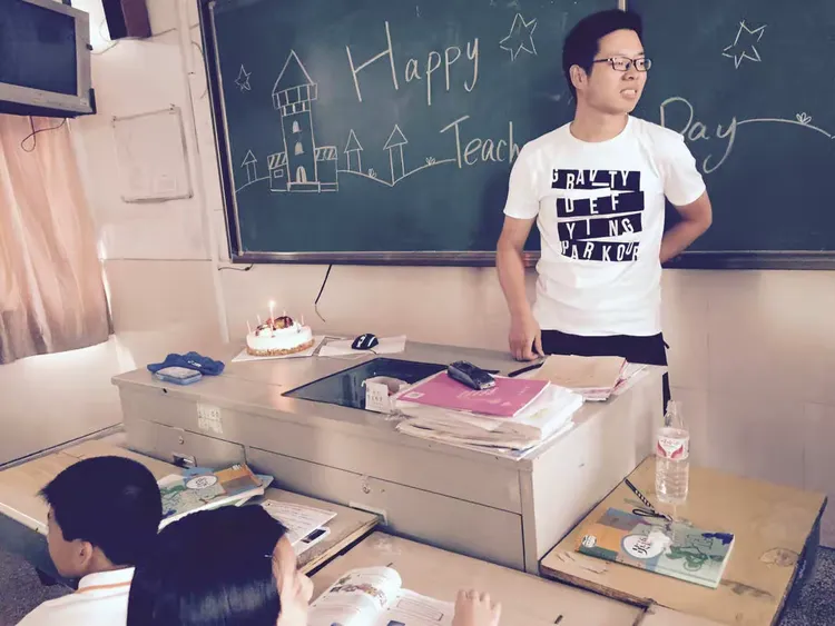 "爱要大声说出来"塘栖三中第十届班主任节之献给班主任的主题班会