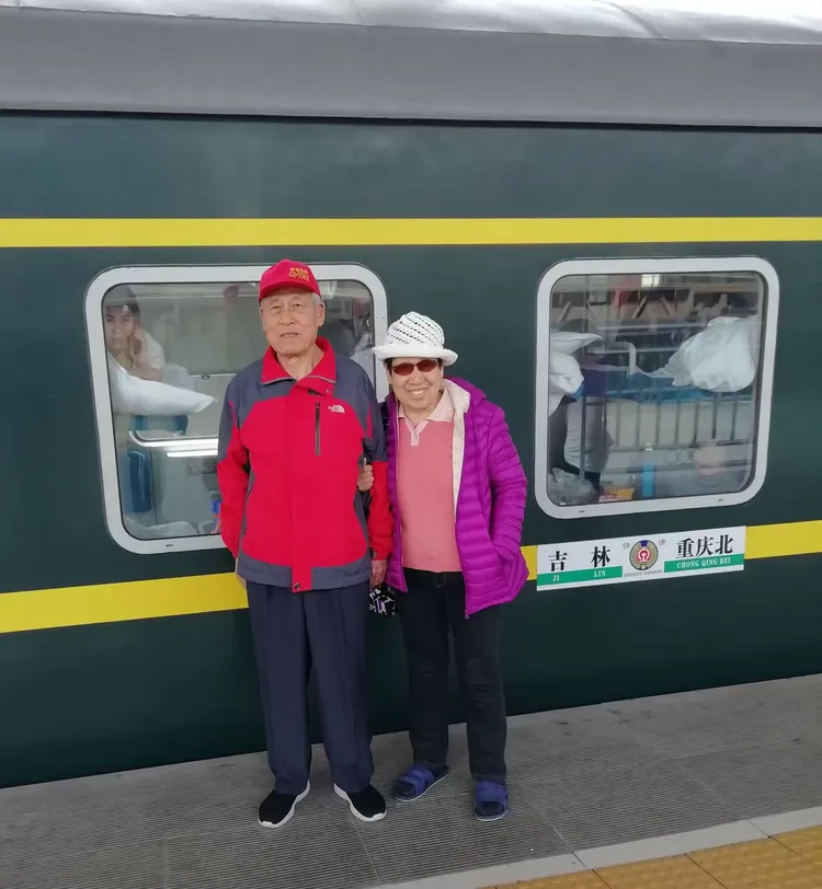 铁轨上的硬核美味，K1572次列车上的骨头炖酸菜，如何温暖了万千旅人的胃与心？