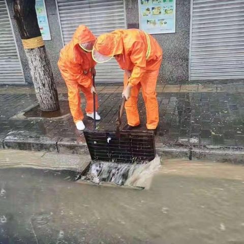 风雨中的城管人