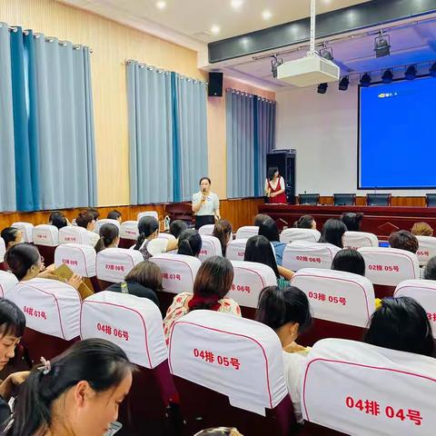 教育与爱同行 快乐从心开始——方城县暑期幼儿园全员培训活动第二天