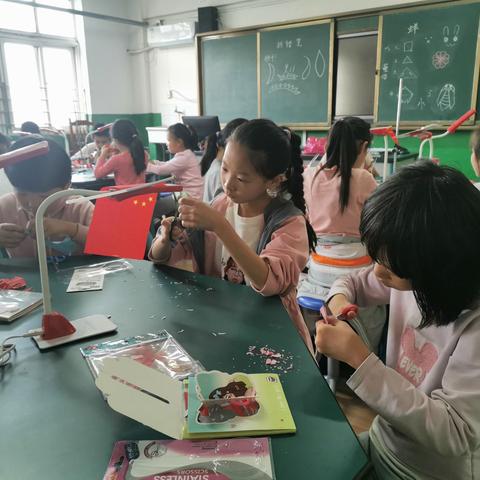 西安市鄠邑区电厂小学校外剪纸兴趣班活动简报