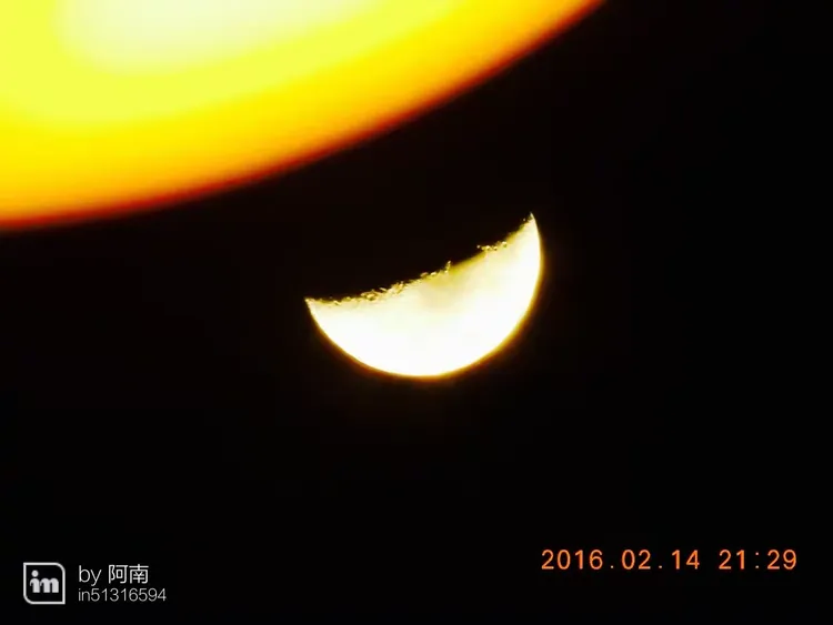 你看你看，月亮的脸偷偷的在改变