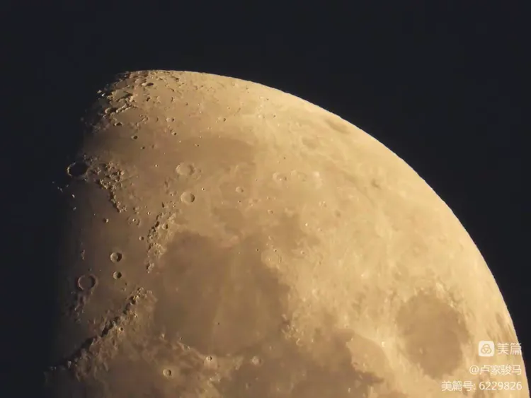你看你看，月亮的脸偷偷的在改变