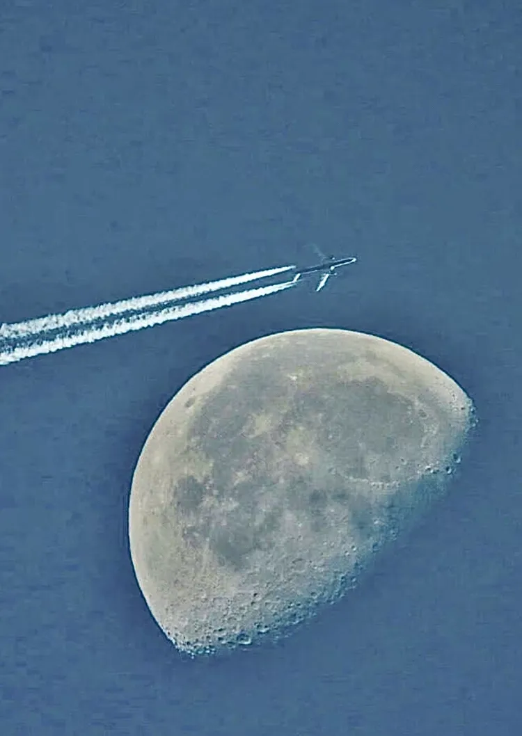 你看你看，月亮的脸偷偷的在改变