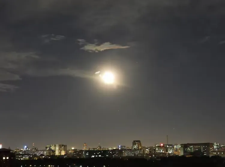 你看你看，月亮的脸偷偷的在改变