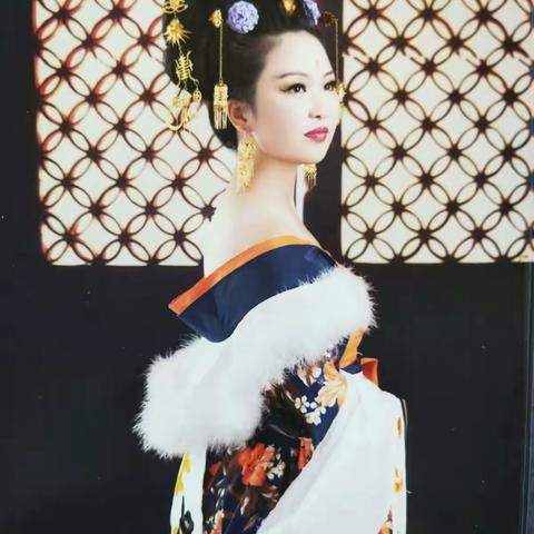 妩媚人生————婷树悄立芳菲始， 我依半山略飘然，爱逐微风戏彩蝶， 你若莞尔群山漾。