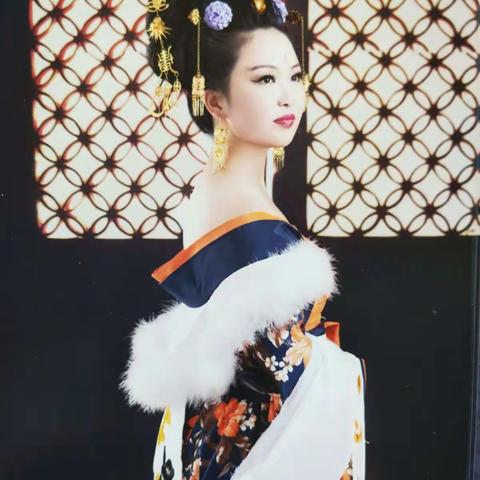 妩媚人生————婷树悄立芳菲始，我依半山略飘然，爱逐微风戏彩蝶，你若菀尔群山漾。