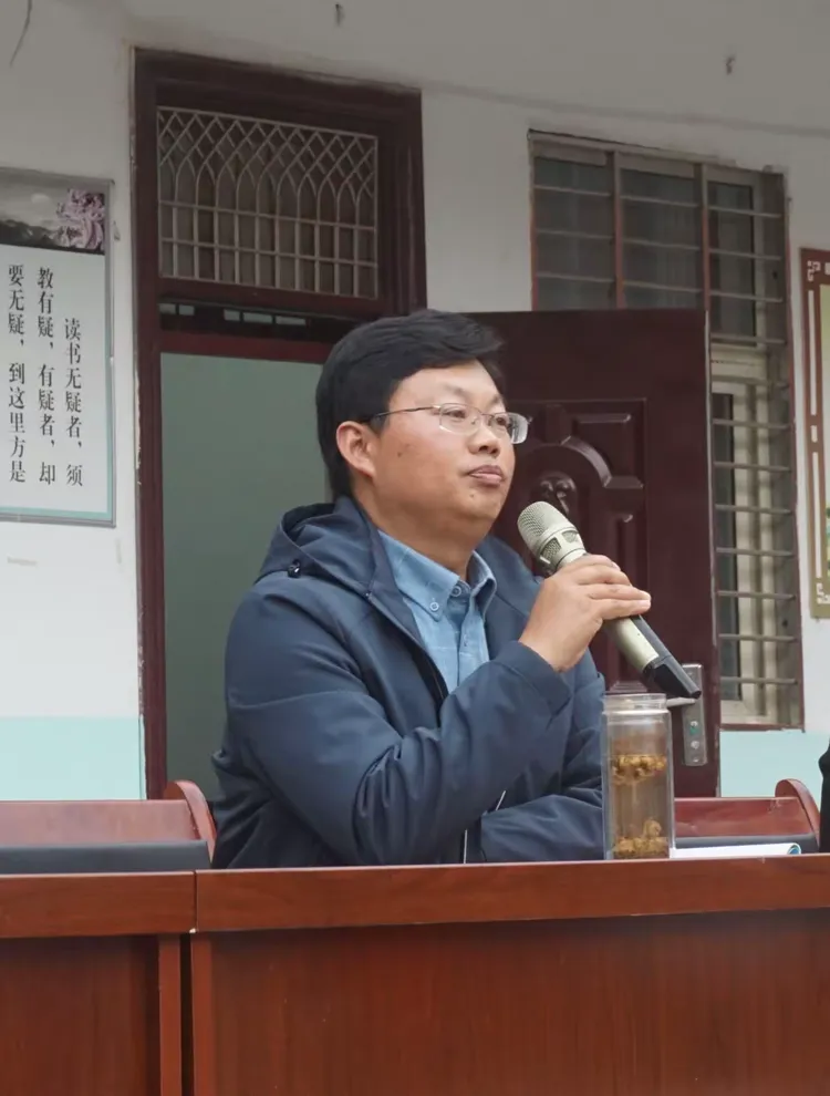 双河中学的师生必将在董校长的带