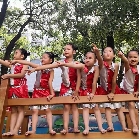 华龙第一幼稚园KD1班小朋友祝全天下的父亲节日快乐，平安健康！