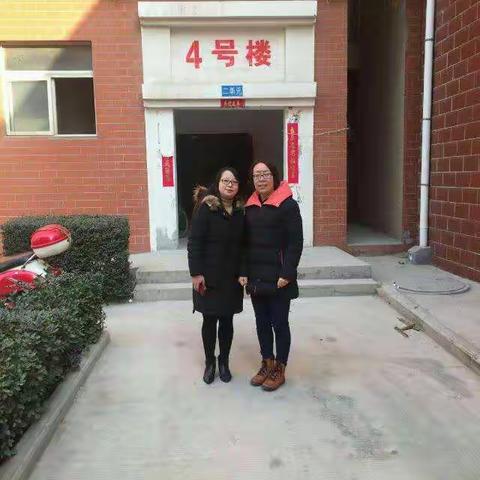 宫前乡明山村易地搬迁新房贫困户高潇卿与帮扶人合影集