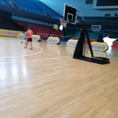 天佑小朋友进行篮球学习体验