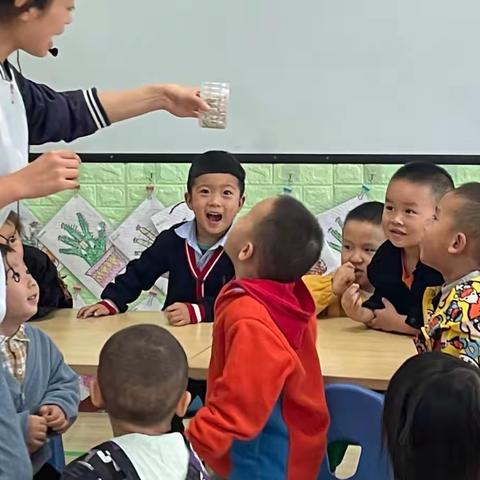 睿思幼儿园中一班第八周科学活动——会跳舞的豆子🕺