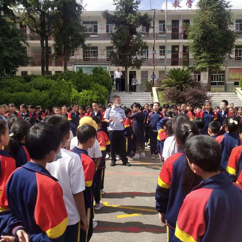 党建+德育:“警”“校”共育，携手创建平安校园--------漕涧镇中心完全小学法治进校园活动纪实