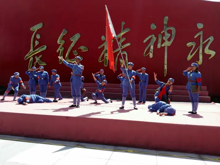 重走当年红军小道，重温当年红军长征精神。