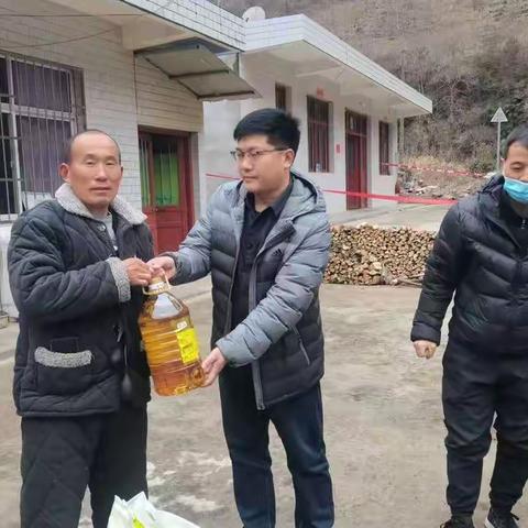 把党和政府的关怀与温暖送到群众心里——县就业服务中心节前慰问困难群众困难党员