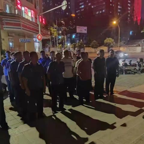 书院街街道办事处 联合夜间市容整治 清理占道经营乱象
