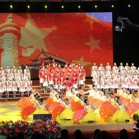 调兵三小同教育局和教育服务中心领导一起参加调兵山市庆祝中华人民共和国成立70周年合唱展演圆满成功！