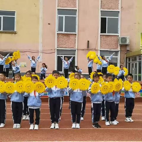 调兵山市第三小学举行“微笑”主题升旗仪式