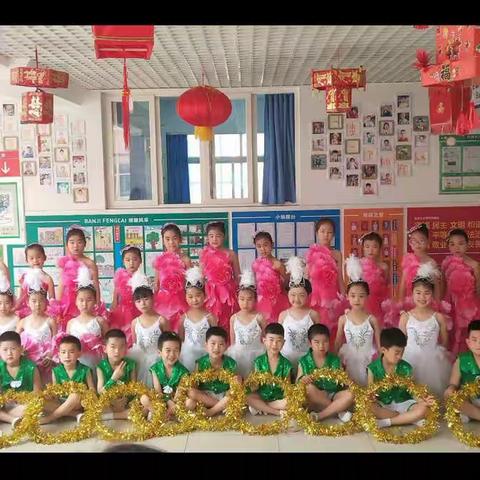 2019年区一中一年级五班《盛世花开》舞蹈表演