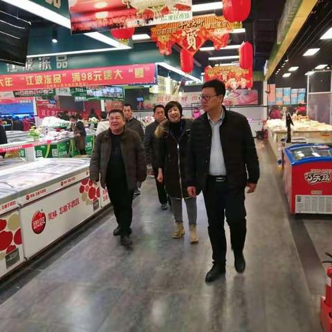 县政府副县长张文涛在县商务局有关负责同志的陪同下到县内大型商超进行检查
