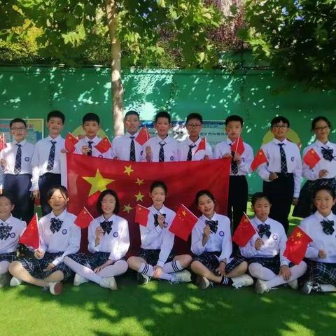 喜迎国庆 幸福相约-幸福街小学六（6）中队与国旗合影活动