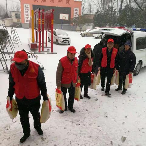 洛阳市复员退伍军人疗养院院长苗壮书记丁晓军带领疗养院志愿服务队到洛宁县马店镇关庙村开展送温暖活动。