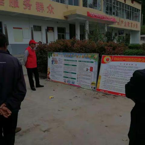 洛阳市复员退伍军人疗养院学雷锋志愿者服务队到马店镇关庙村开展法制宣传教育活动。