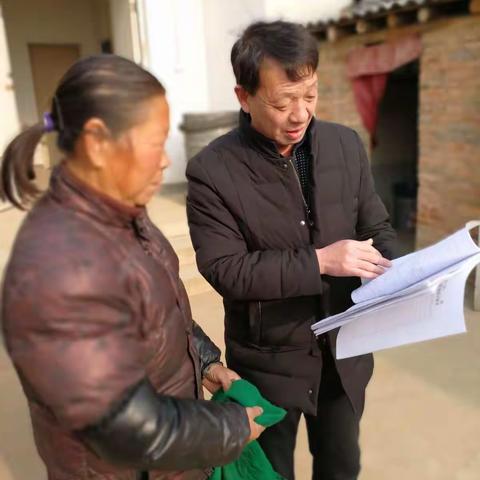 洛阳市复员退伍军人疗养院副院长金治军带领干部职工到马店镇刘沟村进行大走访。