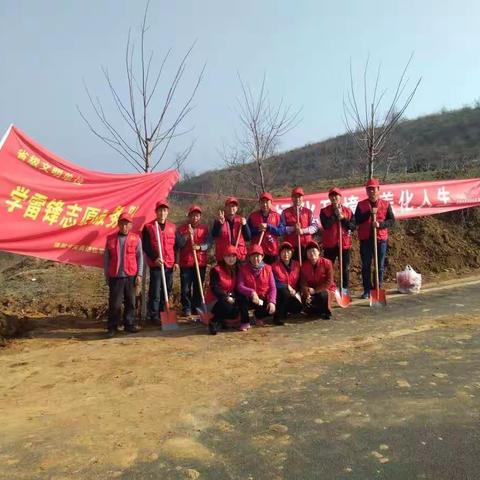 疗养院志愿者服务队到小界乡嶣峣山开展植树造林活动