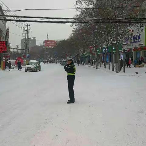 天降大雪行路难 交警路上护平安