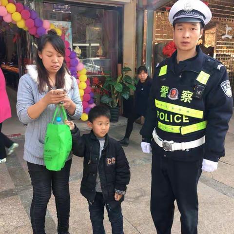 执勤交警帮助群众找回丢失小孩