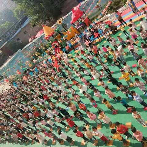 中二班半日开放活动.....新城学苑幼儿园再次感谢家长们的支持和信任……