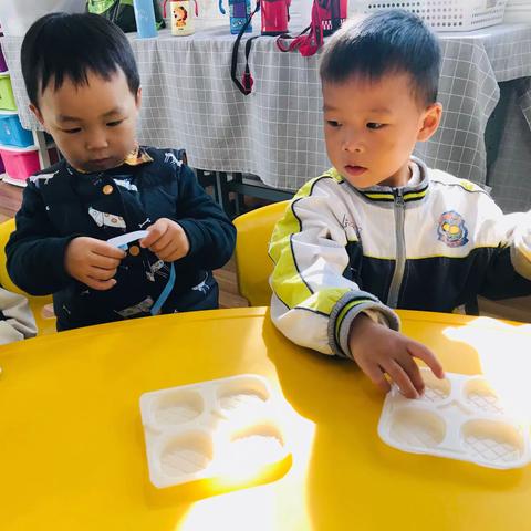 今日活动：撕贴画《大花伞》