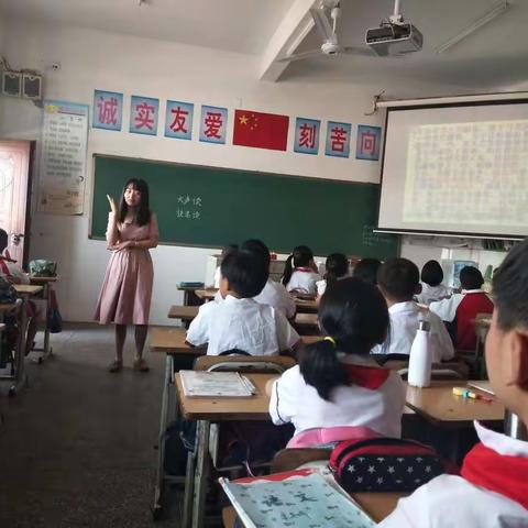 魅力语文，快乐阅读――记溪子口小学三年级语文组教研活动