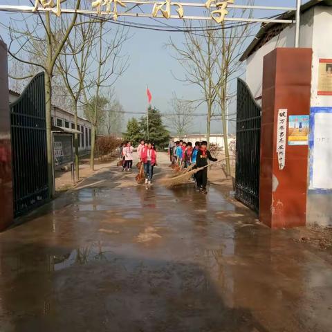 上蔡县朱里镇周桥小学 为“美丽乡村”建设出份力！我校少先队员在行动！