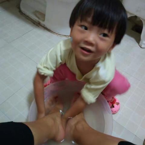 我有两个女儿，这是我的小女儿我怎么都爱不够她。